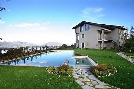 Sleeps 4 Pool Air Con