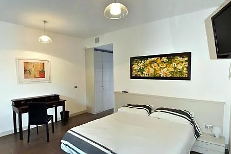 Apartment Sleeps 4 Pool Air Con